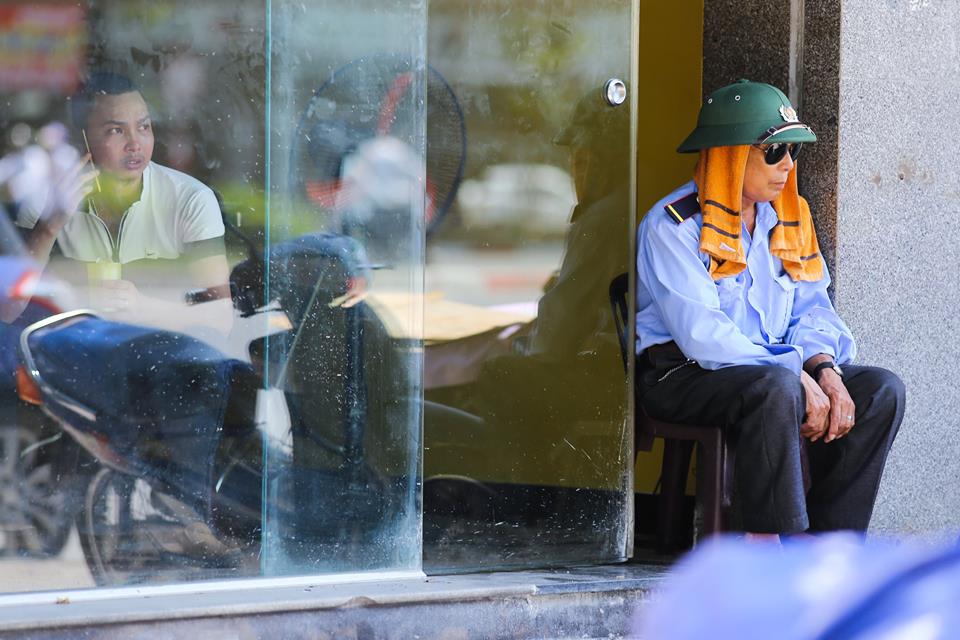 Người Hà Nội mặc bìa carton, hai tay hai ô giữa ngày nắng nóng lịch sử - Ảnh 9. Người Hà Nội mặc bìa carton, hai tay hai ô giữa ngày nắng nóng lịch sử - Ảnh 9.