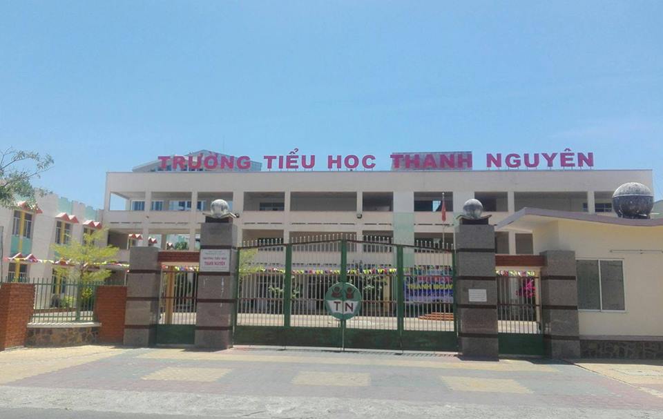 Bảo vệ rút súng, còng tay chủ trường trước mặt 800 học sinh - Ảnh 2. Bảo vệ rút súng, còng tay chủ trường trước mặt 800 học sinh - Ảnh 2.