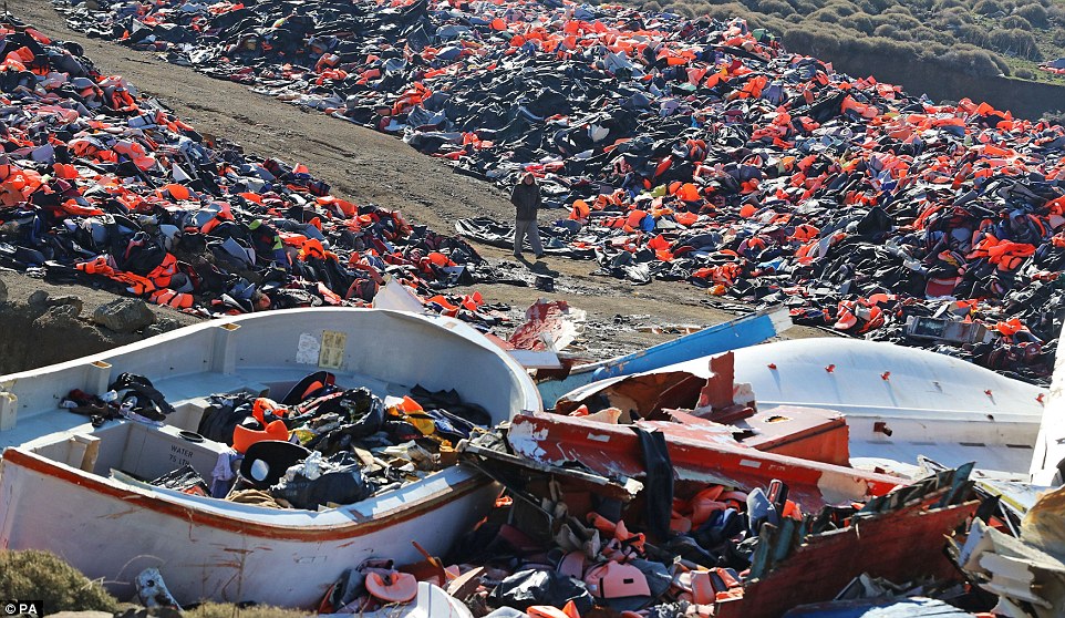 Vì những chiếc áo phao giết người, hàng trăm dân di cư chết đuối trên biển - Ảnh 2. Vì những chiếc áo phao giết người, hàng trăm dân di cư chết đuối trên biển - Ảnh 2.