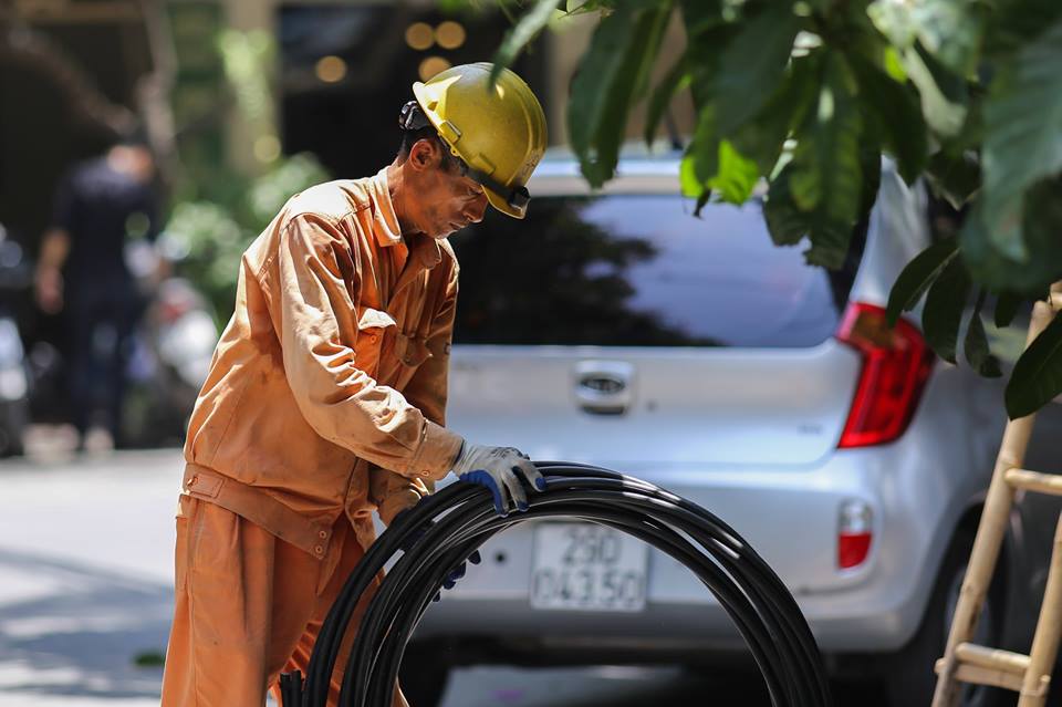 Người Hà Nội mặc bìa carton, hai tay hai ô giữa ngày nắng nóng lịch sử - Ảnh 10. Người Hà Nội mặc bìa carton, hai tay hai ô giữa ngày nắng nóng lịch sử - Ảnh 10.