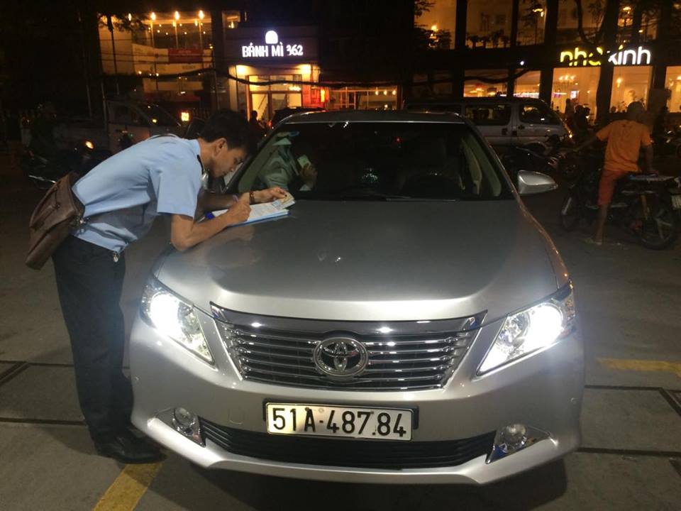 Ông Đoàn Ngọc Hải bất ngờ xuống đường dẹp vỉa hè tối 7/8 - Ảnh 1. Ông Đoàn Ngọc Hải bất ngờ xuống đường dẹp vỉa hè tối 7/8 - Ảnh 1.