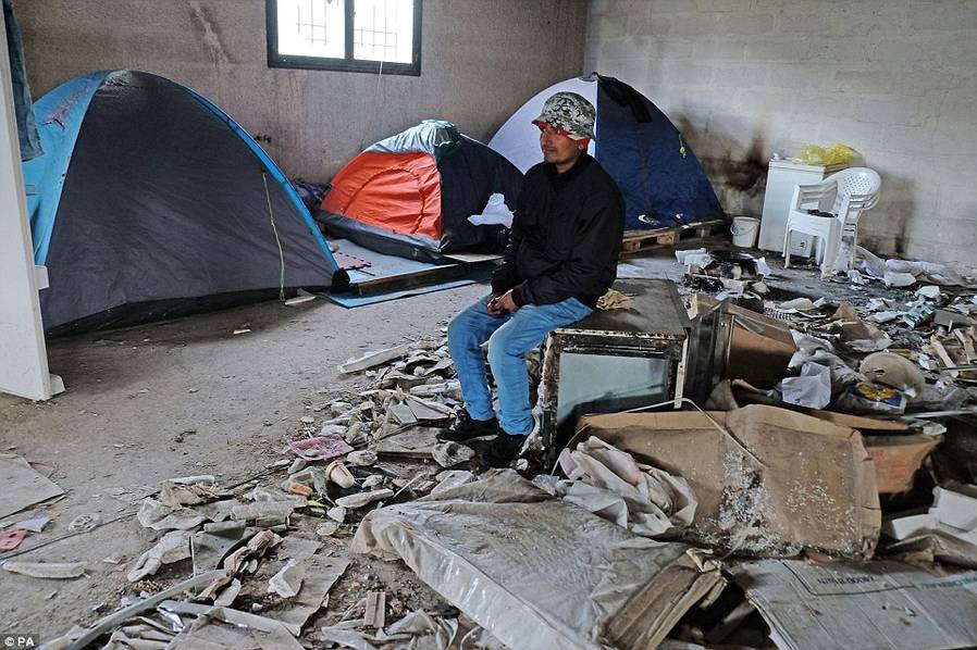 Vì những chiếc áo phao giết người, hàng trăm dân di cư chết đuối trên biển - Ảnh 4. Vì những chiếc áo phao giết người, hàng trăm dân di cư chết đuối trên biển - Ảnh 4.