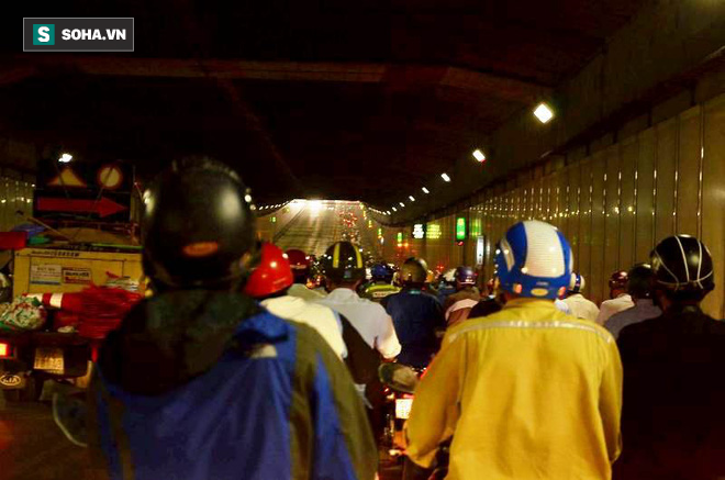 Hơn 3 giờ giải cứu xe tải chở đất lật trong hầm Thủ Thiêm - Ảnh 3.