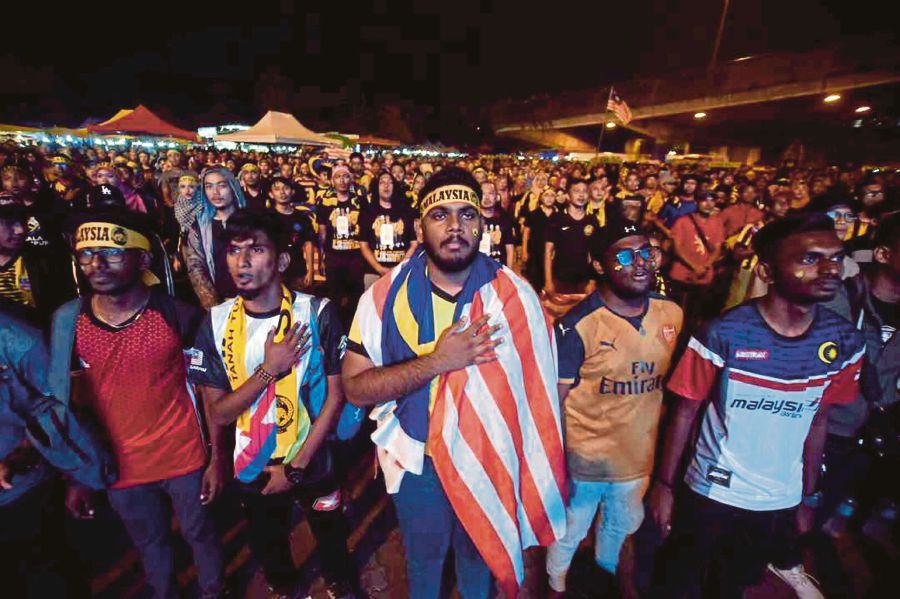 Phản ứng không ngờ của Malaysia với thủ môn tội đồ: Thương quá, Phí Minh Long! - Ảnh 4. Phản ứng không ngờ của Malaysia với thủ môn tội đồ: Thương quá, Phí Minh Long! - Ảnh 4.