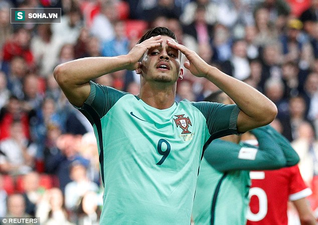 Ronaldo lên cơn điên, Bồ Đào Nha nhẹ nhàng hạ gục chủ nhà - Ảnh 12.