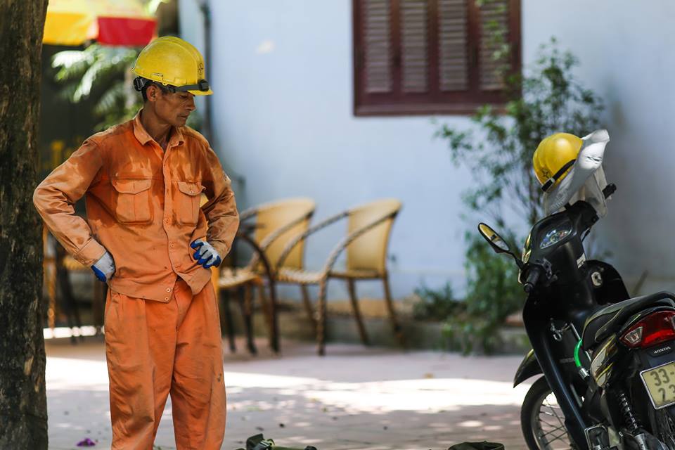 Người Hà Nội mặc bìa carton, hai tay hai ô giữa ngày nắng nóng lịch sử - Ảnh 13. Người Hà Nội mặc bìa carton, hai tay hai ô giữa ngày nắng nóng lịch sử - Ảnh 13.