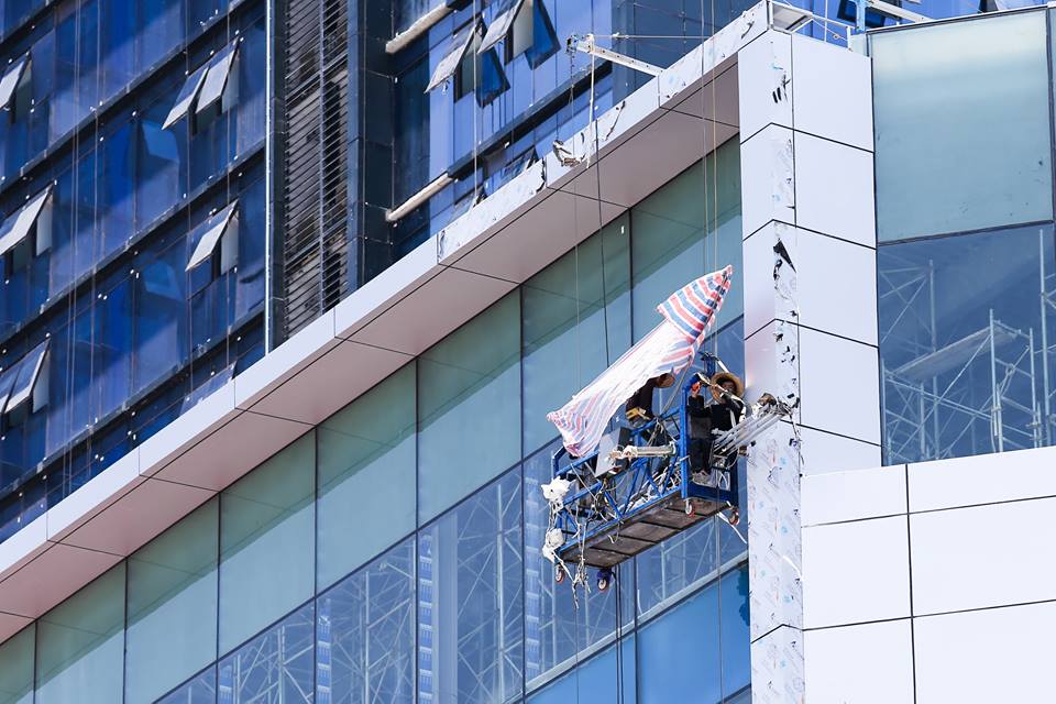 Người Hà Nội mặc bìa carton, hai tay hai ô giữa ngày nắng nóng lịch sử - Ảnh 14. Người Hà Nội mặc bìa carton, hai tay hai ô giữa ngày nắng nóng lịch sử - Ảnh 14.