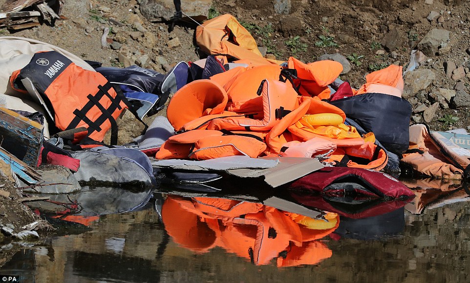 Vì những chiếc áo phao giết người, hàng trăm dân di cư chết đuối trên biển - Ảnh 3. Vì những chiếc áo phao giết người, hàng trăm dân di cư chết đuối trên biển - Ảnh 3.
