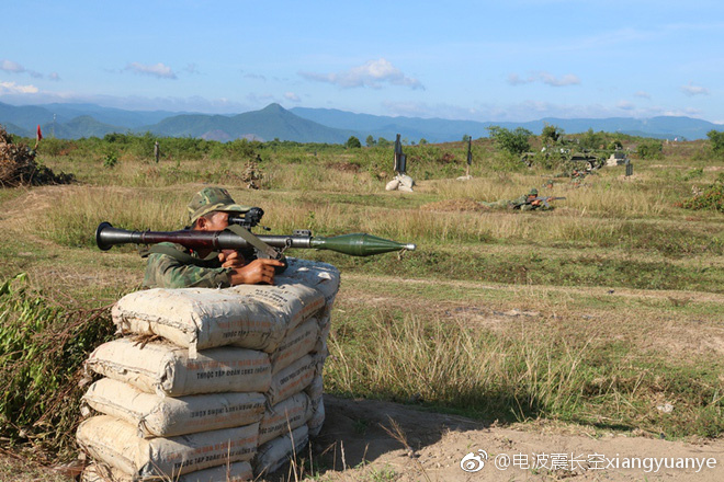 Hình ảnh tập trận DT-17 của Việt Nam xuất hiện trên mạng Trung Quốc - Ảnh 3. Hình ảnh tập trận DT-17 của Việt Nam xuất hiện trên mạng Trung Quốc - Ảnh 3.