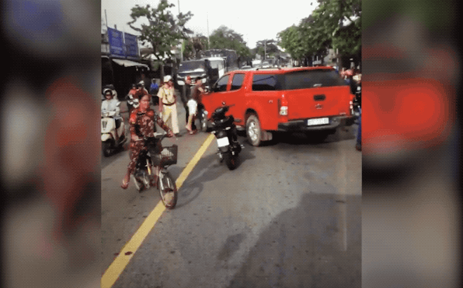 CSGT loạng choạng sau va chạm, 2 xe ô tô rồ ga cùng bỏ chạy CSGT loạng choạng sau va chạm, 2 xe ô tô rồ ga cùng bỏ chạy