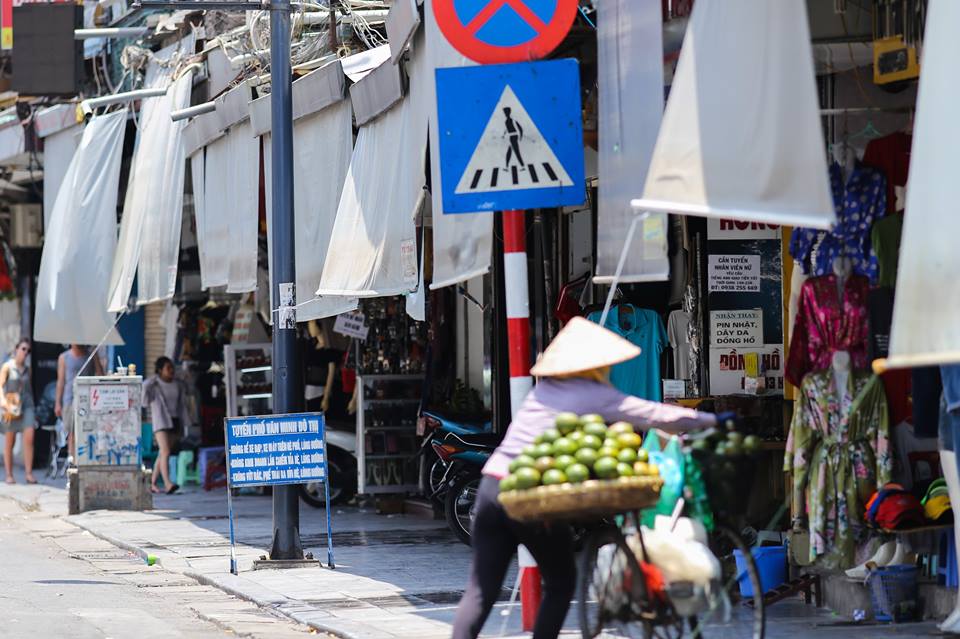 Người Hà Nội mặc bìa carton, hai tay hai ô giữa ngày nắng nóng lịch sử - Ảnh 16. Người Hà Nội mặc bìa carton, hai tay hai ô giữa ngày nắng nóng lịch sử - Ảnh 16.