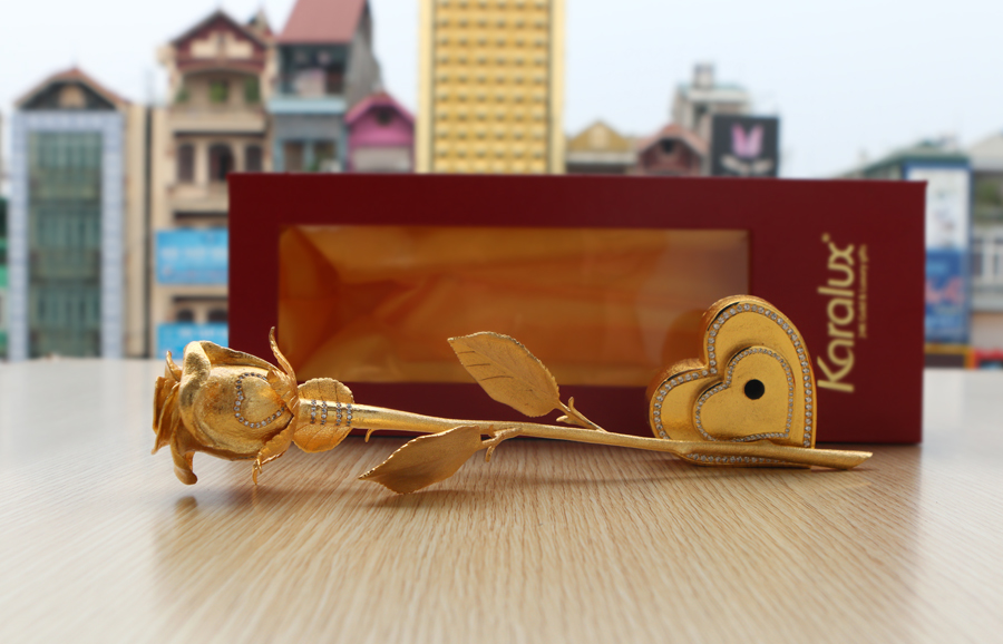 Nửa tỉ đồng một bông hồng vàng gắn kim cương cho ngày Valentine - Ảnh 1. Nửa tỉ đồng một bông hồng vàng gắn kim cương cho ngày Valentine - Ảnh 1.