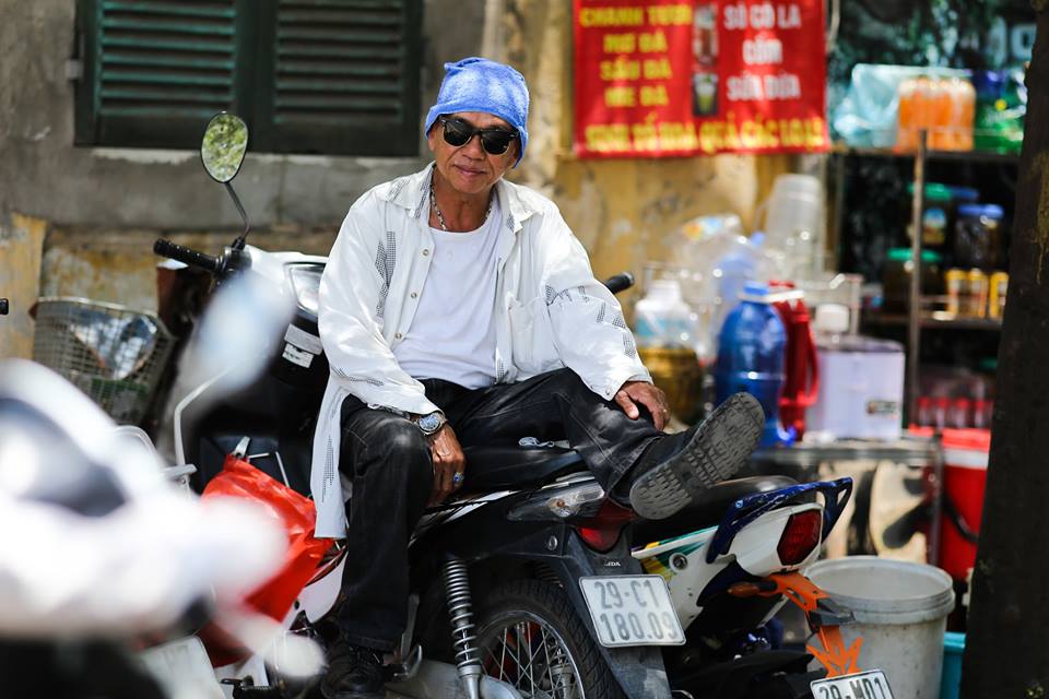 Người Hà Nội mặc bìa carton, hai tay hai ô giữa ngày nắng nóng lịch sử - Ảnh 17. Người Hà Nội mặc bìa carton, hai tay hai ô giữa ngày nắng nóng lịch sử - Ảnh 17.