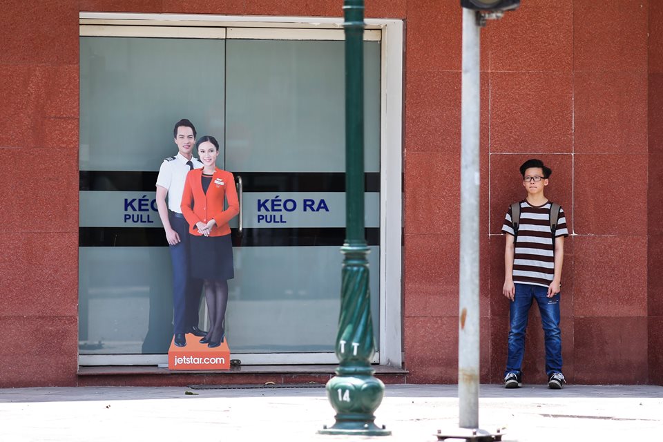 Người Hà Nội mặc bìa carton, hai tay hai ô giữa ngày nắng nóng lịch sử - Ảnh 3. Người Hà Nội mặc bìa carton, hai tay hai ô giữa ngày nắng nóng lịch sử - Ảnh 3.