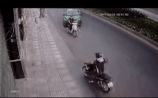 Tài xế taxi tông thẳng xe vào tên cướp trên đường phố Sài Gòn