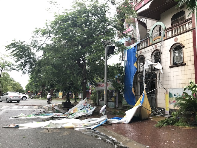 Nghệ An: Tan hoang sau bão, cây xanh bật gốc đè ô tô, người dân chặt cây tìm đường vào nhà - Ảnh 10.