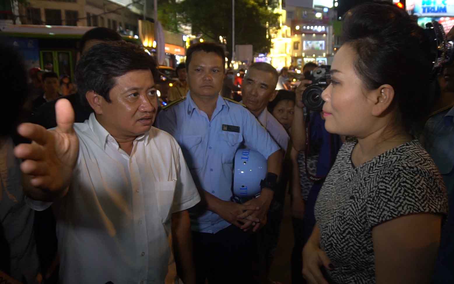 Nghe trình bày lý do chưa phá dỡ phần vi phạm, ông Hải điều luôn xe chữa cháy đến hỗ trợ - Ảnh 1. Nghe trình bày lý do chưa phá dỡ phần vi phạm, ông Hải điều luôn xe chữa cháy đến hỗ trợ - Ảnh 1.