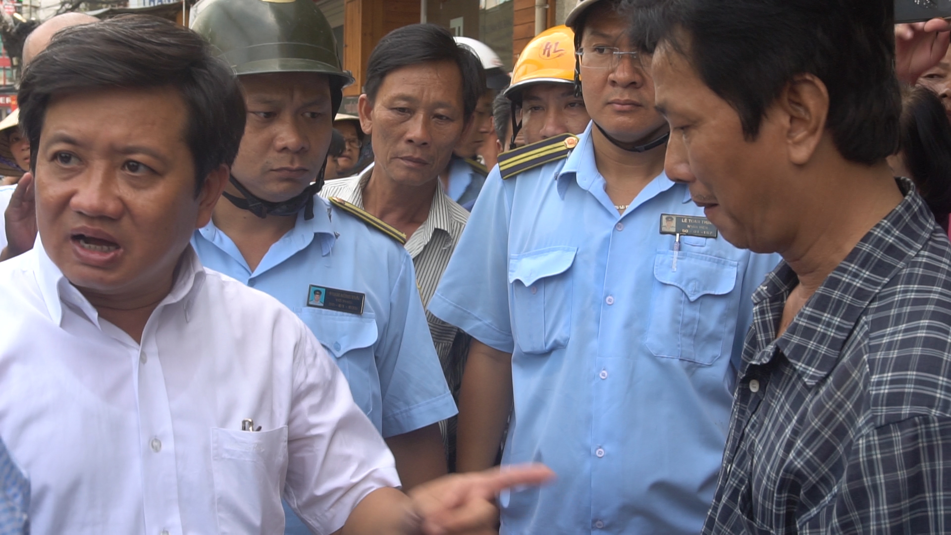 Ông Đoàn Ngọc Hải bị xô đẩy trong lúc chỉ đạo đập bỏ trụ sở khu phố - Ảnh 7. Ông Đoàn Ngọc Hải bị xô đẩy trong lúc chỉ đạo đập bỏ trụ sở khu phố - Ảnh 7.