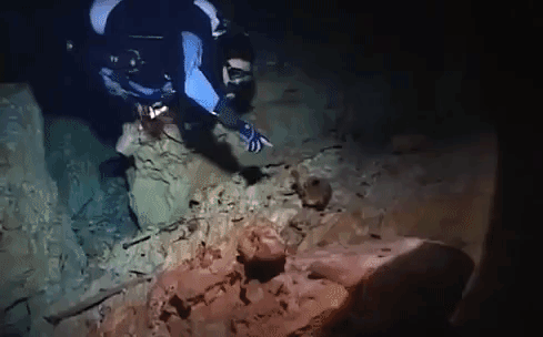 Phát hiện nhiều xương sinh vật cổ đại bí ẩn và cô gái 12.000 năm tuổi ở "hố đen tử thần"