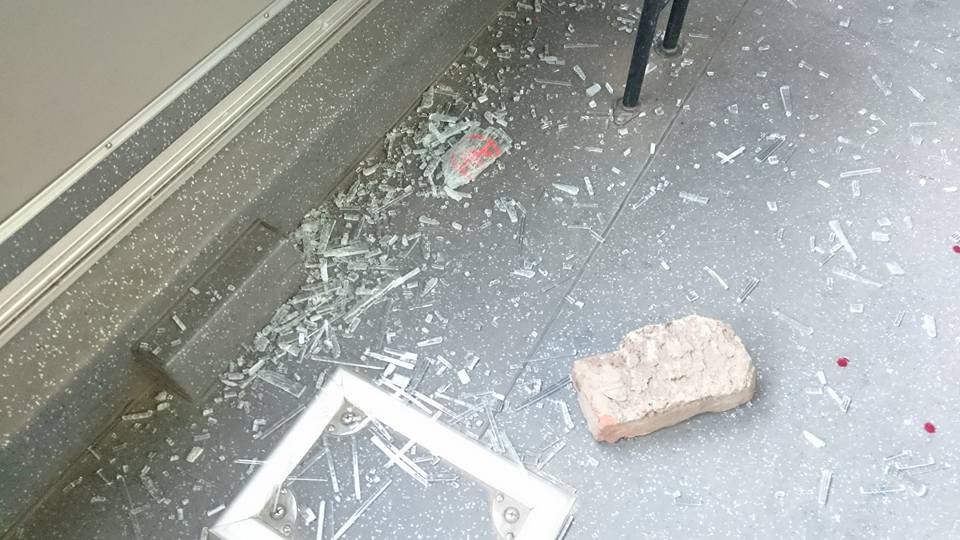 Cãi nhau với bạn gái, thanh niên ném vỡ kính xe buýt, ông già bị thương - Ảnh 1. Cãi nhau với bạn gái, thanh niên ném vỡ kính xe buýt, ông già bị thương - Ảnh 1.