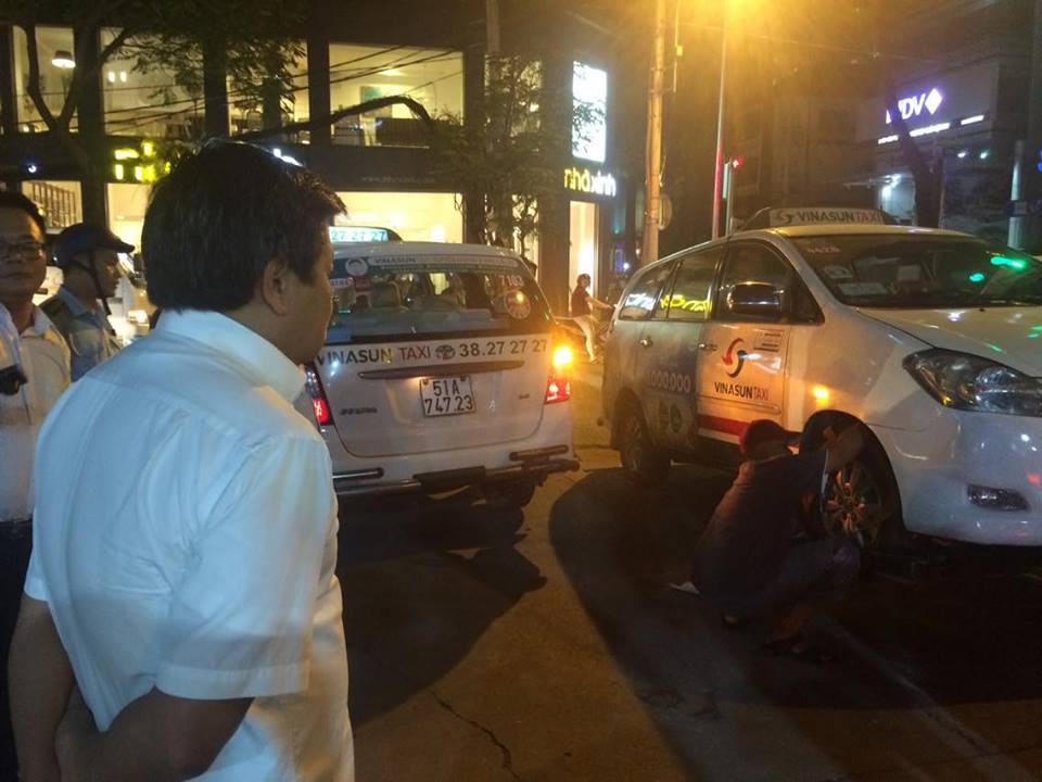 Ông Đoàn Ngọc Hải bất ngờ xuống đường dẹp vỉa hè tối 7/8 - Ảnh 3. Ông Đoàn Ngọc Hải bất ngờ xuống đường dẹp vỉa hè tối 7/8 - Ảnh 3.