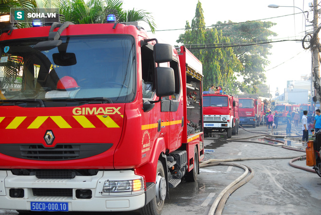 Cháy lớn kèm tiếng nổ tại công ty sơn Joton ở vùng ven Sài Gòn - Ảnh 1.