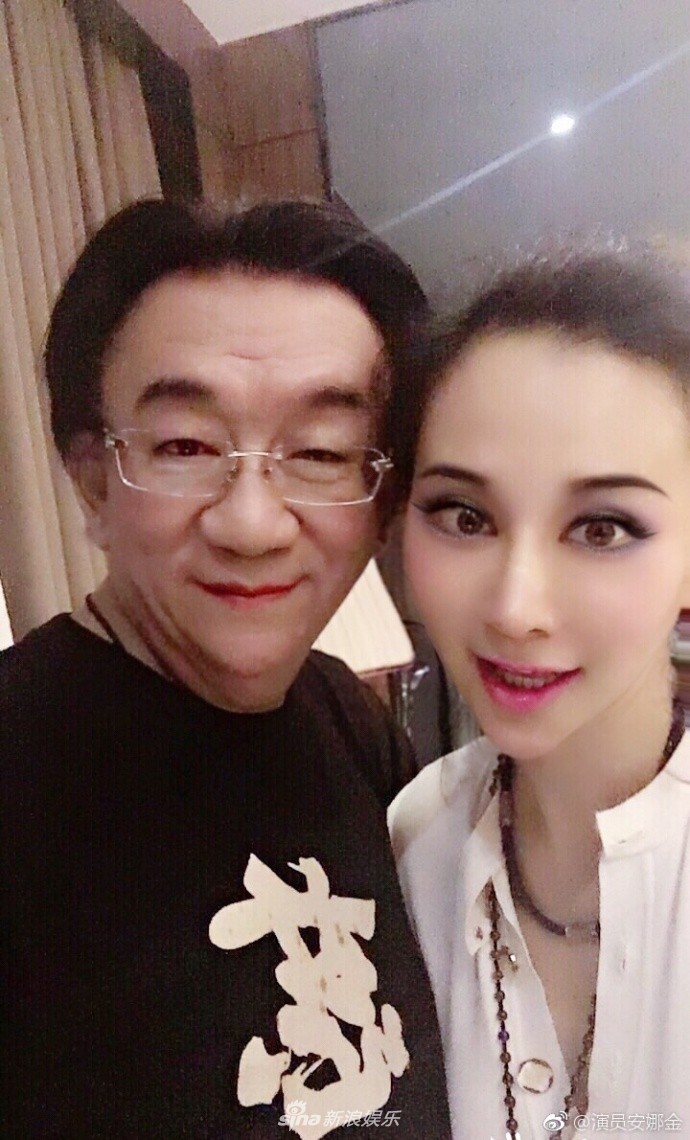 Sao Hoa ngữ U70 bị ném đá vì cặp với nữ đệ tử gốc Việt kém 46 tuổi nóng bỏng - Ảnh 10. Sao Hoa ngữ U70 bị ném đá vì cặp với nữ đệ tử gốc Việt kém 46 tuổi nóng bỏng - Ảnh 10.