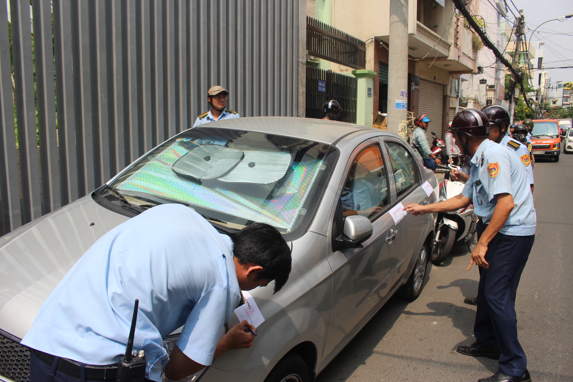 Ông Đoàn Ngọc Hải bị xô đẩy trong lúc chỉ đạo đập bỏ trụ sở khu phố - Ảnh 2. Ông Đoàn Ngọc Hải bị xô đẩy trong lúc chỉ đạo đập bỏ trụ sở khu phố - Ảnh 2.