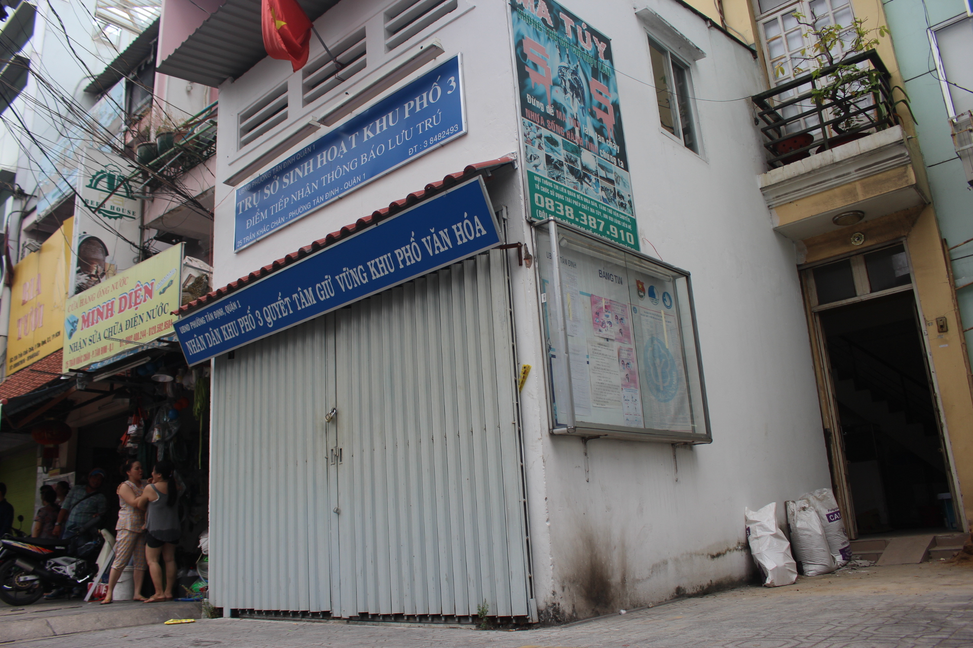 Ông Đoàn Ngọc Hải bị xô đẩy trong lúc chỉ đạo đập bỏ trụ sở khu phố - Ảnh 3. Ông Đoàn Ngọc Hải bị xô đẩy trong lúc chỉ đạo đập bỏ trụ sở khu phố - Ảnh 3.