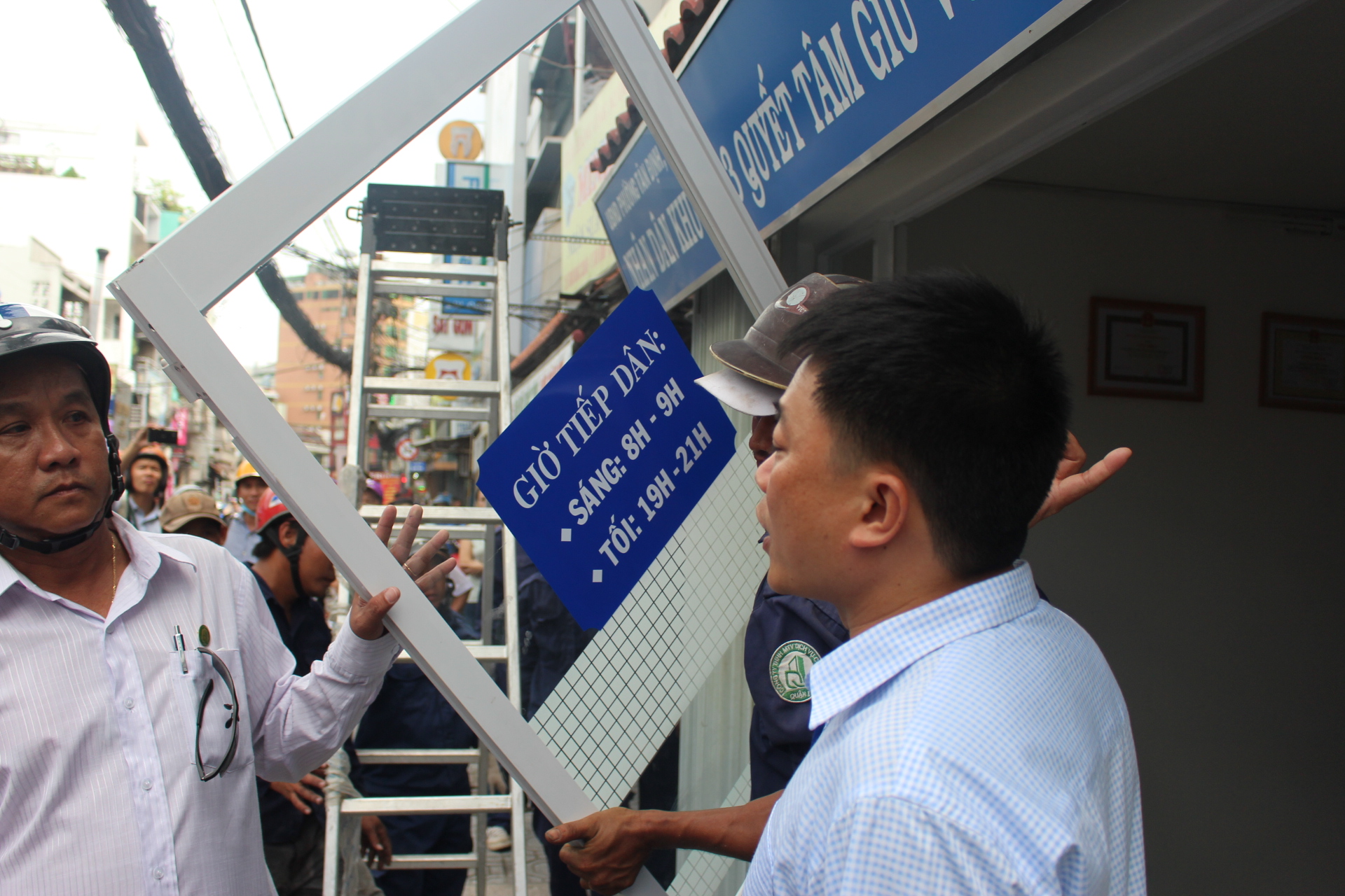 Ông Đoàn Ngọc Hải bị xô đẩy trong lúc chỉ đạo đập bỏ trụ sở khu phố - Ảnh 5. Ông Đoàn Ngọc Hải bị xô đẩy trong lúc chỉ đạo đập bỏ trụ sở khu phố - Ảnh 5.