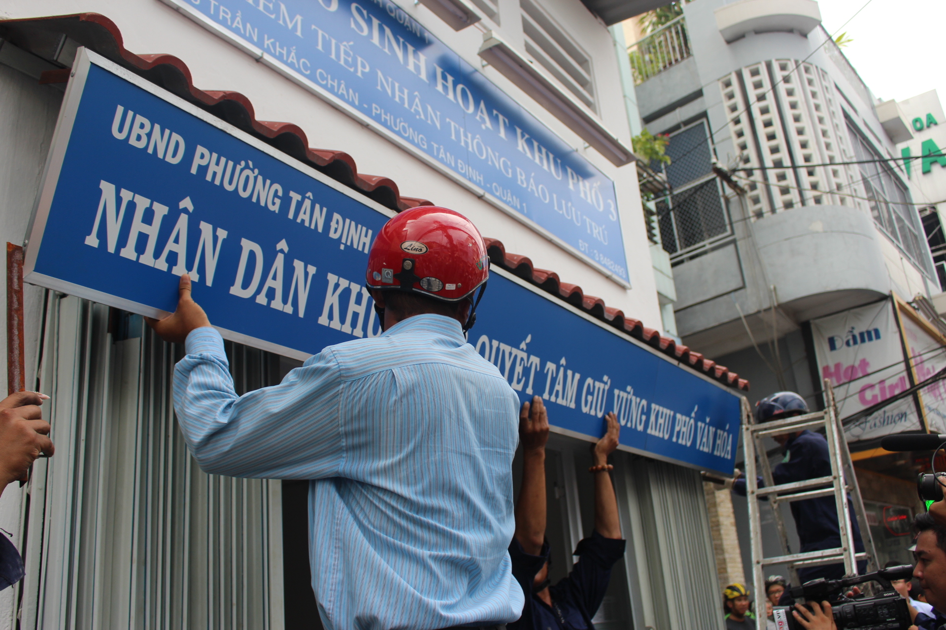 Ông Đoàn Ngọc Hải bị xô đẩy trong lúc chỉ đạo đập bỏ trụ sở khu phố - Ảnh 6. Ông Đoàn Ngọc Hải bị xô đẩy trong lúc chỉ đạo đập bỏ trụ sở khu phố - Ảnh 6.