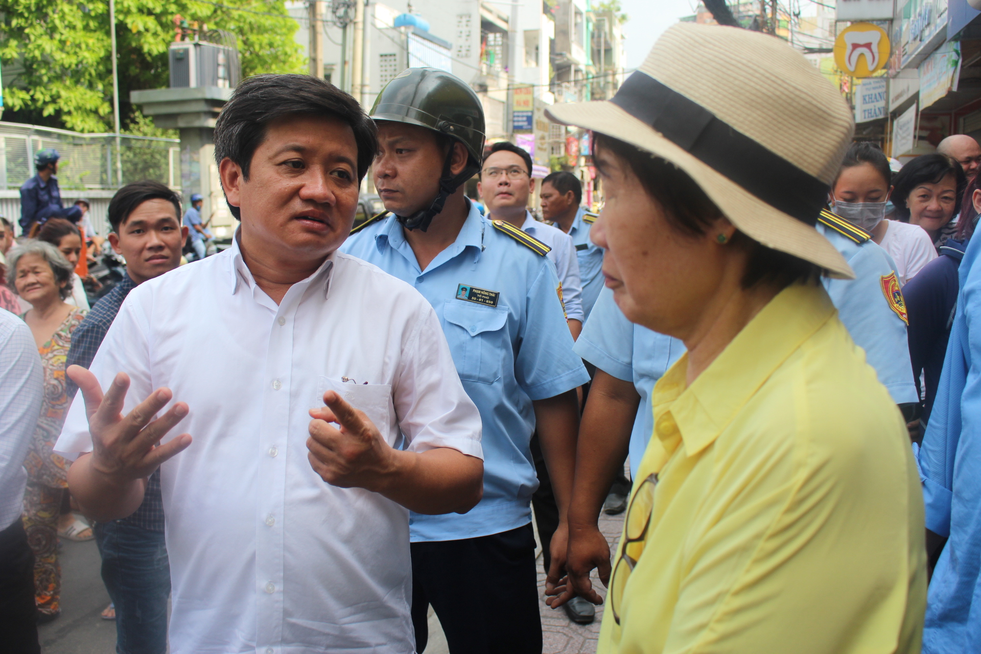 Ông Đoàn Ngọc Hải bị xô đẩy trong lúc chỉ đạo đập bỏ trụ sở khu phố - Ảnh 4. Ông Đoàn Ngọc Hải bị xô đẩy trong lúc chỉ đạo đập bỏ trụ sở khu phố - Ảnh 4.