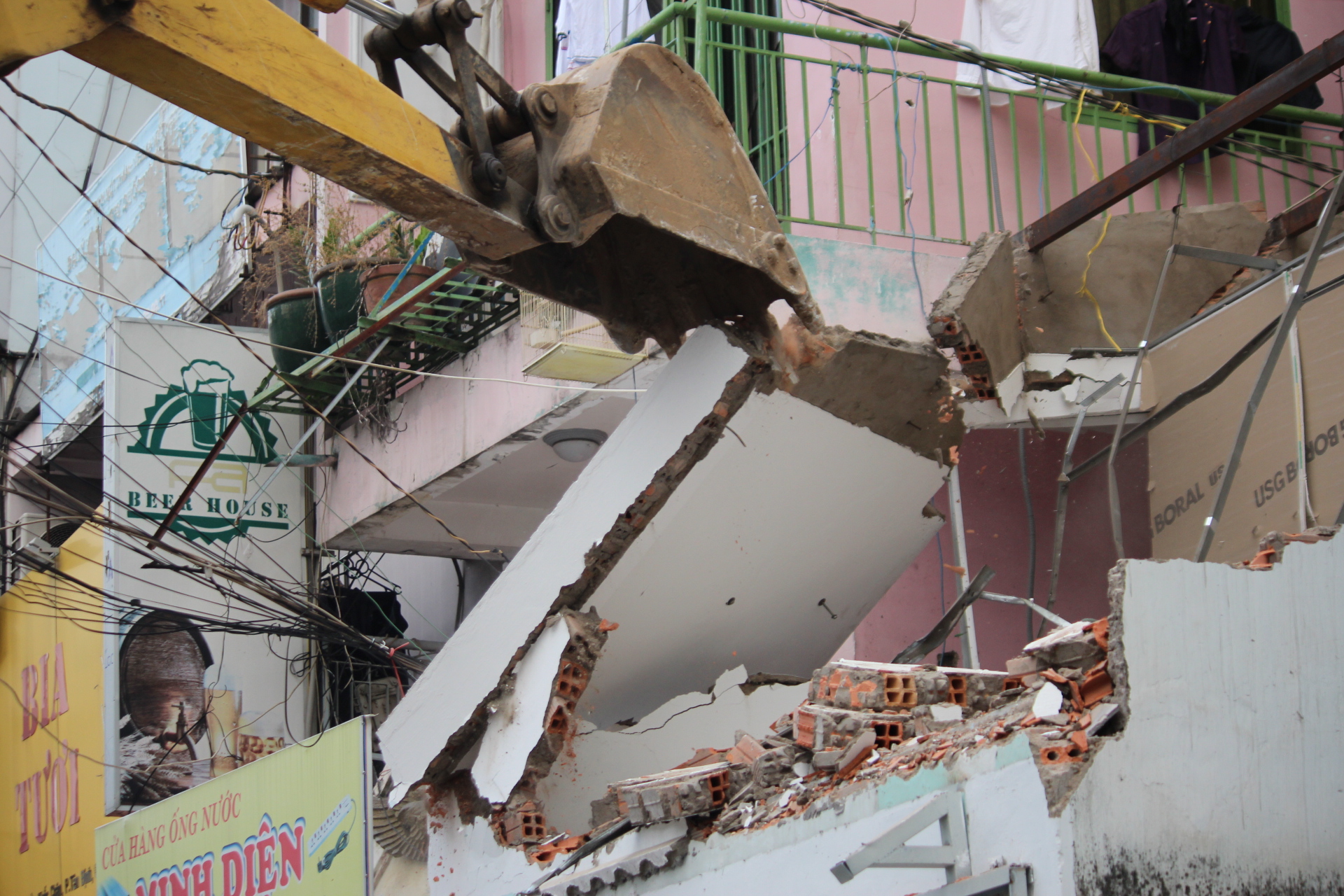 Ông Đoàn Ngọc Hải bị xô đẩy trong lúc chỉ đạo đập bỏ trụ sở khu phố - Ảnh 8. Ông Đoàn Ngọc Hải bị xô đẩy trong lúc chỉ đạo đập bỏ trụ sở khu phố - Ảnh 8.