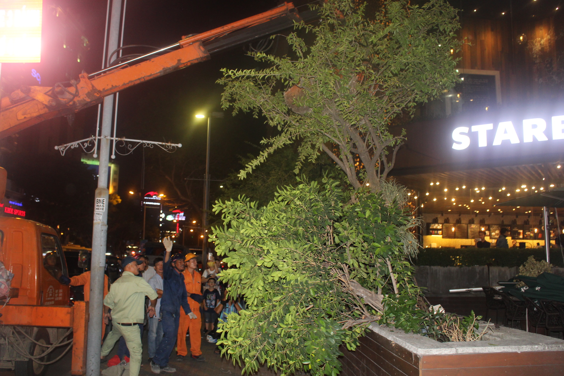 Nghe trình bày lý do chưa phá dỡ phần vi phạm, ông Hải điều luôn xe chữa cháy đến hỗ trợ - Ảnh 2. Nghe trình bày lý do chưa phá dỡ phần vi phạm, ông Hải điều luôn xe chữa cháy đến hỗ trợ - Ảnh 2.