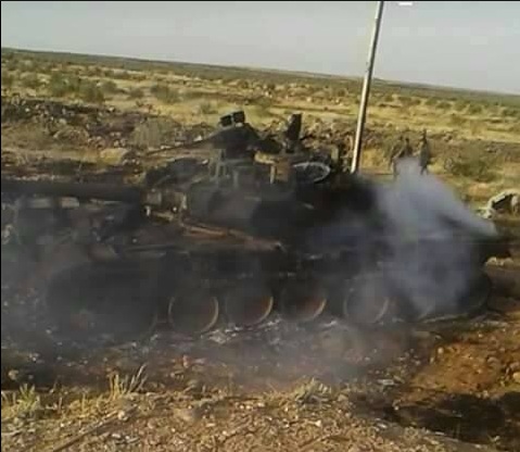 NÓNG: Xe tăng T-90 bị đàn em T-72 bắn cháy rụi trên chiến trường Syria - Ảnh 1.