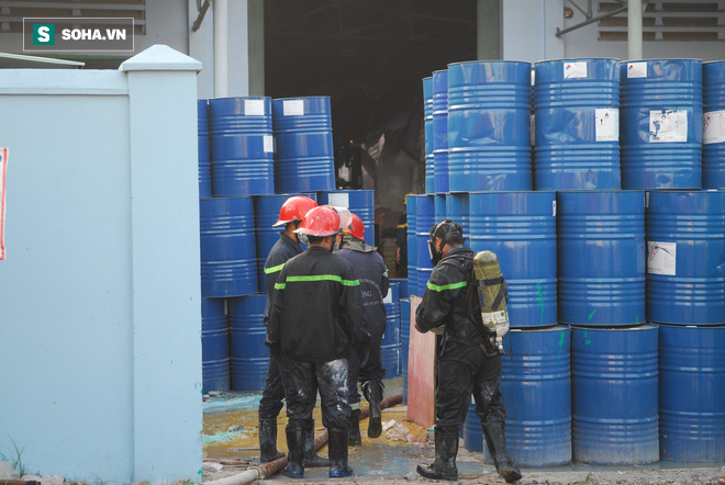 Cháy lớn kèm tiếng nổ tại công ty sơn Joton ở vùng ven Sài Gòn - Ảnh 2.