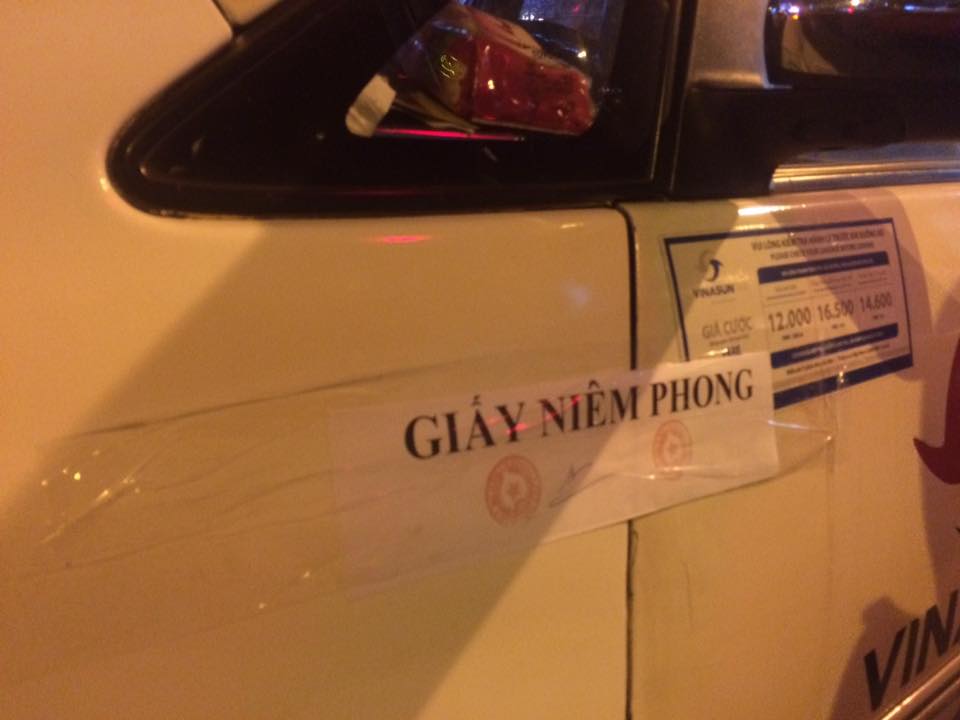 Ông Đoàn Ngọc Hải bất ngờ xuống đường dẹp vỉa hè tối 7/8 - Ảnh 2. Ông Đoàn Ngọc Hải bất ngờ xuống đường dẹp vỉa hè tối 7/8 - Ảnh 2.