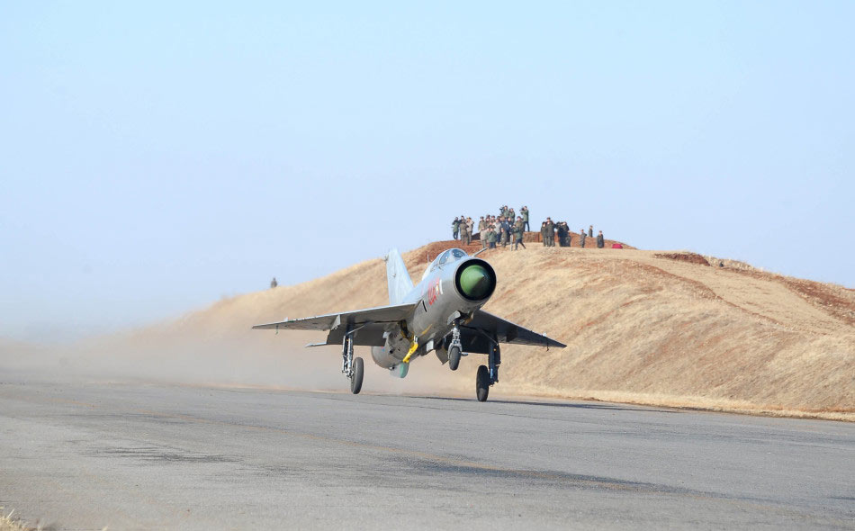 Nếu tuyên chiến, Không quân và Hải quân Triều Tiên sẽ bị Hàn Quốc diệt trong nháy mắt? - Ảnh 1. Nếu tuyên chiến, Không quân và Hải quân Triều Tiên sẽ bị Hàn Quốc diệt trong nháy mắt? - Ảnh 1.