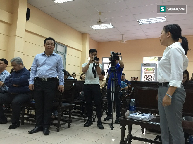 Vụ kiện Nhà hát kịch TP HCM: Hoài Linh bất ngờ xuất hiện, Ngọc Trinh uất ức bật khóc giữa tòa án - Ảnh 1.