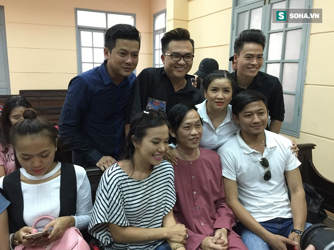 Vụ kiện Nhà hát kịch TP HCM: Hoài Linh bất ngờ xuất hiện, Ngọc Trinh uất ức bật khóc giữa tòa án - Ảnh 2.