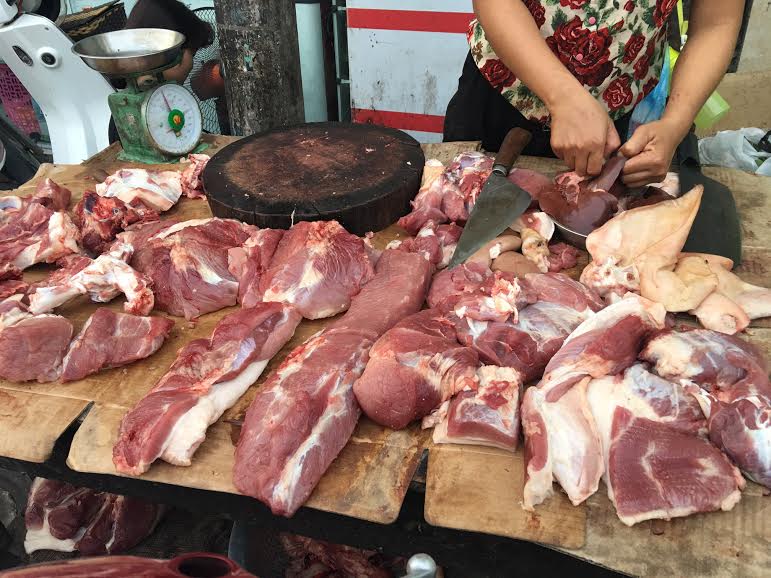Thịt lợn rẻ nhất 10 năm: 1 kg thịt không bằng 1 cân khoai - Ảnh 2. Thịt lợn rẻ nhất 10 năm: 1 kg thịt không bằng 1 cân khoai - Ảnh 2.