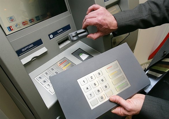 Lật tẩy chiêu trò đánh cắp tiền từ ATM ở TP.HCM - 2