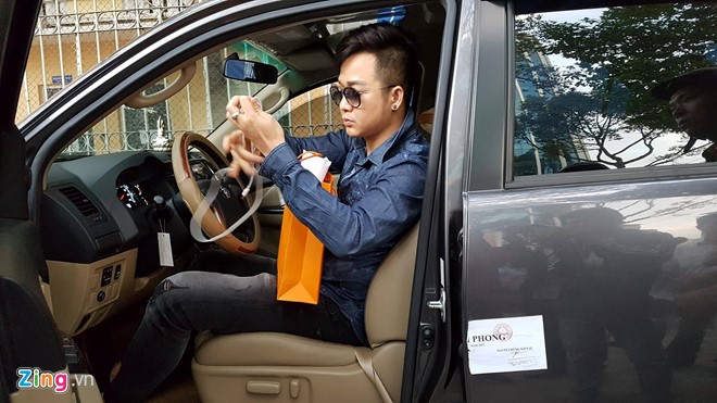 Phó chủ tịch Hải ra lệnh niêm phong xe của Quách Tuấn Du - Ảnh 4. Phó chủ tịch Hải ra lệnh niêm phong xe của Quách Tuấn Du - Ảnh 4.