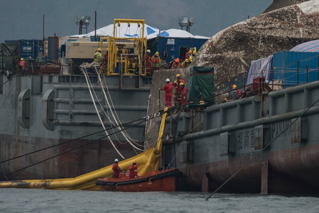 Cận cảnh phà Sewol sau 3 năm chìm sâu ở đáy biển - Ảnh 5. Cận cảnh phà Sewol sau 3 năm chìm sâu ở đáy biển - Ảnh 5.