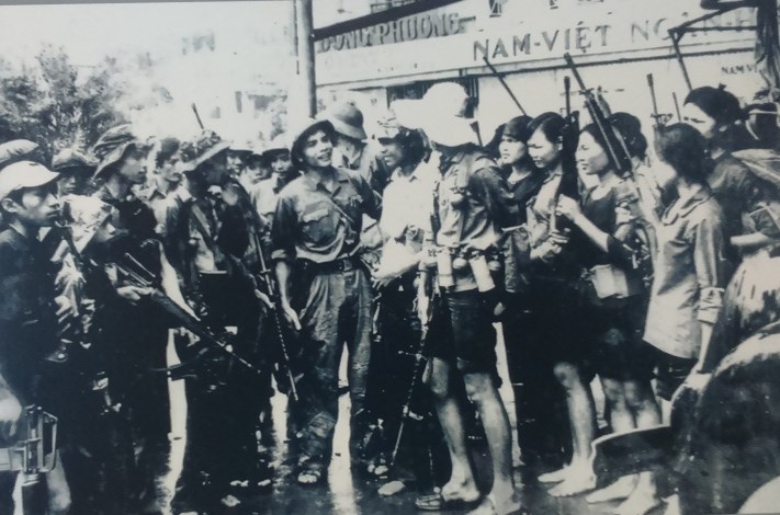 Bà Huyện Thanh quan làm binh vận cùng lính xe tăng - Chuyện chỉ có ở Việt Nam - Ảnh 2. Bà Huyện Thanh quan làm binh vận cùng lính xe tăng - Chuyện chỉ có ở Việt Nam - Ảnh 2.