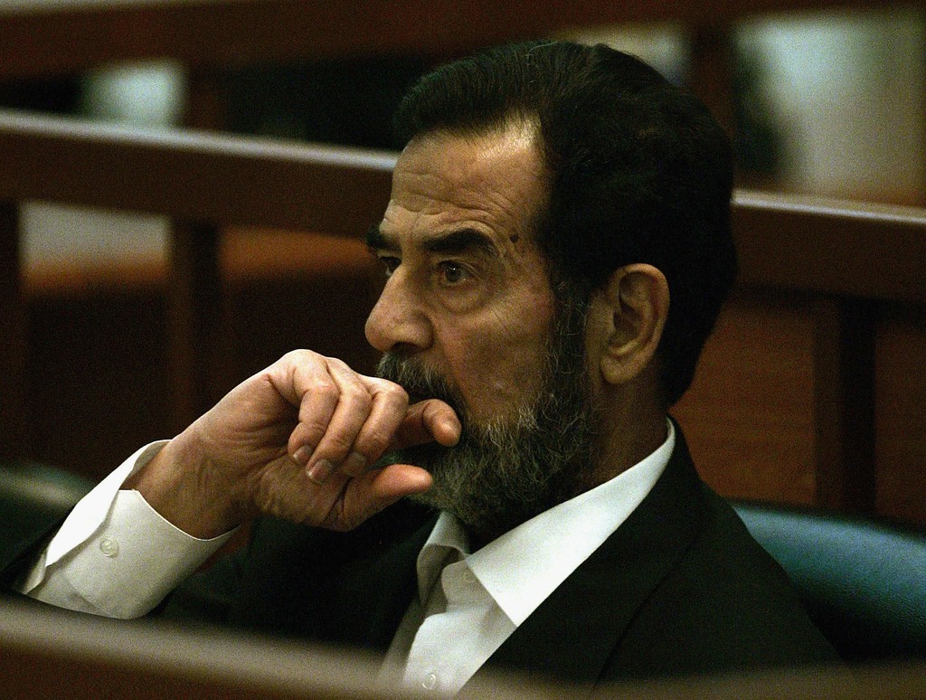 Những giây phút cuối cùng của Saddam Hussein trước khi bước lên giá treo cổ - Ảnh 4. Những giây phút cuối cùng của Saddam Hussein trước khi bước lên giá treo cổ - Ảnh 4.