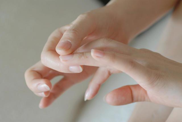 Dấu hiệu cảnh báo cơ thể có bệnh thể hiện trên 5 ngón tay: Hãy xem ngay để khám kịp thời - Ảnh 5.