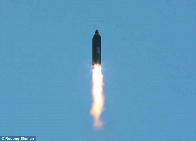 Triều Tiên công bố video tên lửa mới có thể chở đầu đạn hạt nhân - Ảnh 3.