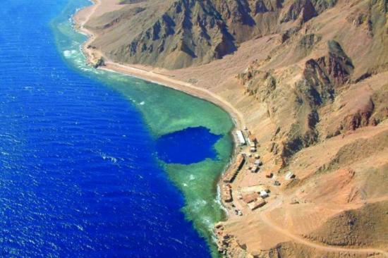 Hố nước chết chóc vùi xác nhiều thợ lặn nhất thế giới: Dahab Blue Hole! - Ảnh 1.