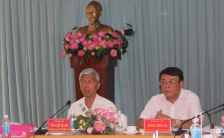 Chánh Văn phòng UBND TP Võ Văn Hoan (bìa trái) làm việc với Bình Thạnh sáng 19/7.